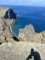 schwarzes Lavagestein - blaues Meer - welch ein Kontrast...