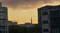 Sonnenaufgang über der Stadt