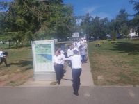 2024 Donaukreuzfahrt: Vukovar -die Crew der Belvedere erwartet unsere Koffer