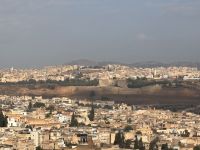 Fes, Nordburg (mittig), alte Ausgrabungen (rechts)