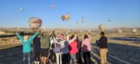 glückliche Balonfahrer Gruppe