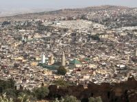 Inmitten von Fes die grünen Dächer der Moschee