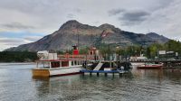 Ausflugsschiff auf dem Waterton Lake in Waterton Park