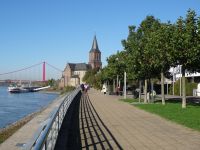 Emmrich - Rheinpromenade mit St. Martini-Kirche und Rheinbrücke
