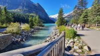 Spaziergang am Lake Louise im Banff-Nationalpark