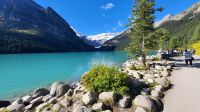 Spaziergang am Lake Louise im Banff-Nationalpark