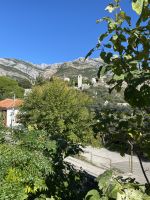 Bar ist von hohen Bergen umgeben