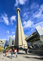 Der CN Tower ist 553 Meter hoch