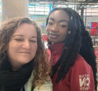 Reisebegleiterin Simone mit einer hübschen Kanadierin im CN Tower