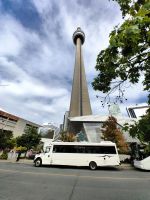 Unser Reisebus vor dem CN Tower in Toronto