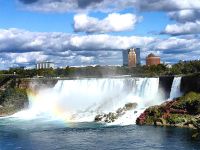 Amerikanische Seite der Niagarafälle mit Regenbogen