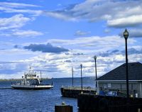 Mit dieser Fähre setzen wir in Lake on the Mountain über