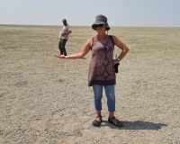 Namibia - Etosha - Guide Joe wird auf Händen getragen
