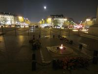 Vollmond unterm Arc de Triomphe