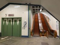 Lift und Holzrolltreppe...