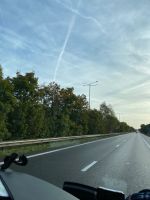 nachts sind die Autobahnen in Belgien beleuchtet