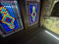 Fenster mit Holzrahmen und kleinen Glasteilen