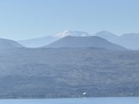 Blick über den See zum Kaukasus