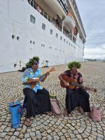wie immer musikalischer Empfang, hier auf Raiatea