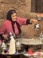 die Teezubereitung wird zelebriert- ganz traditionell 