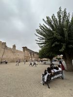 Meknes - die Mädels schauen den Jungs zu