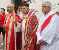 kirchliche Würdenträger laufen hintendrein