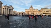 Petersdom im Vordergrund Petersplatz