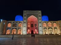 Mir-i-Arab-Medrese bei Nacht
