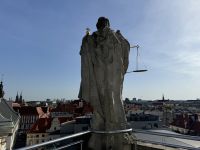 Justitia auf dem Turm der Universität
