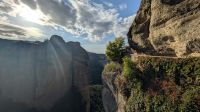Meteora - Blick auf das Rousanou-Kloster zwischen den Felsen