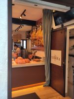 Schinken an Wand in einer Kneipe