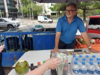 Verkostung von Kokosnusswasser am See Lagoa in Rio de Janeiro Brasilien