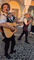 Thira: Schauspieler bewerben eine Abendveranstaltung