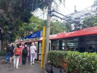 Einstieg in den Zug zum Corcovado mit Christus-Statue in Rio de Janeiro