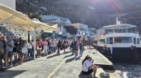Hafen Thira: Kreuzfahrschiffgäste warten an der Seilbahn
