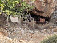 Paros: Besichtigung ehem. Marmorsteinbruch, alter Eingang