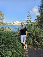 glückliche Reisebegleitung vor der Oper 