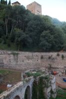 Torre de Comares (darin der Thronsaal der Alhambra) und arabisches Aquädukt