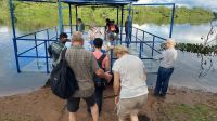 Boot-Plattform für Ausflug zum Piranha-Angeln im Pantanal. Foto: Anette Rietz