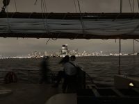 Traumhaft! Die Lichter in Manhattan gehen an - wir segeln bei Jazz und einem Glas Wein