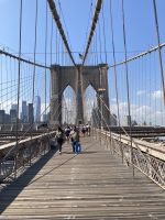 Fast 1 Meile: der Fußweg über die Brooklyn Bridge bringt uns Manhattan immer näher
