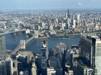 Der Blick vom One World Trade Center auf Brooklyn und die danach benannte Brücke