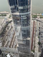 Hudson Yards - unten abstellte Züge der Metro, oben gewaltige Hochhäuser