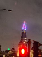 Die Scherbe leuchtet bunt, unten der Tower of London