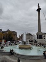 Blick über den Trafalgar Square mit der Nelson's Column (Lord Nelsons Säule) rüber zu den Houses of Parliaments (zu sehen der Victoria Tower) 