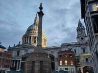 St. Paul's Cathedral mit der Paternoster Square Column (der Vater unser-Platz-Säule)