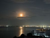 Malaysia. Vollmond vor der Roof Top Bar Bayview Hotel. Georgetown / Penang