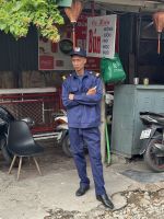 ...der Zug fährt durch geschäftiges Treiben (2)