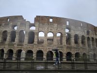 es regnet auf der Fahrt zum Flughafen