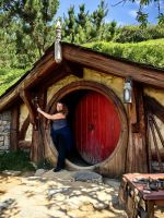 Reisebegleiterin Simone an einem Hobbithaus